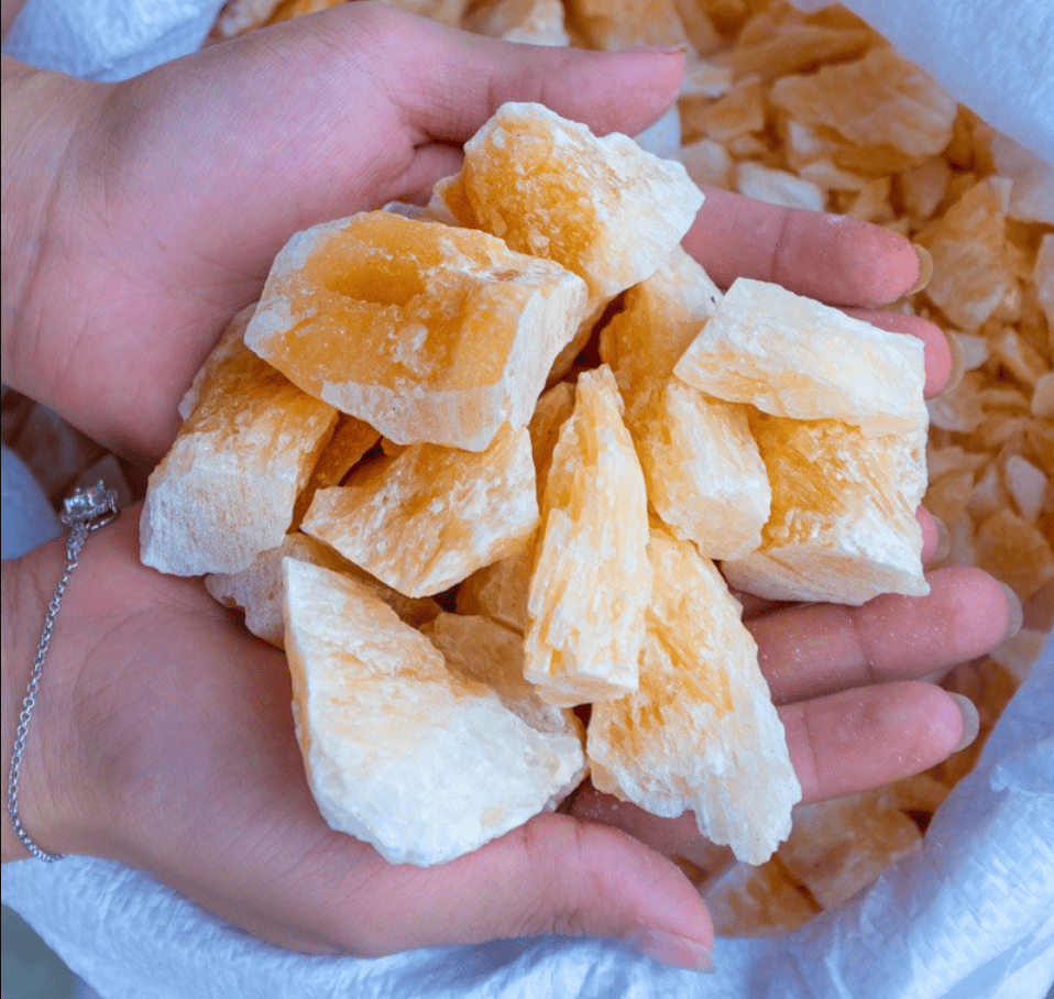 Ngọc bích vàng thô có giá trị hay không là câu hỏi được nhiều người quan tâm. Đá Ngọc Hoàng Long là loại đá gì? có tốt không? Giá bao nhiêu?