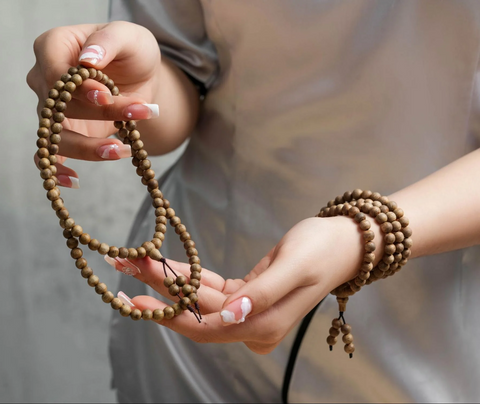 Người mệnh Hỏa có đeo vòng trầm hương được không? Cách chọn vòng trầm hương phù hợp - HELIOS