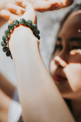 Người mệnh Hỏa nên đeo vòng tay màu gì để mang lại may mắn và tài lộc?