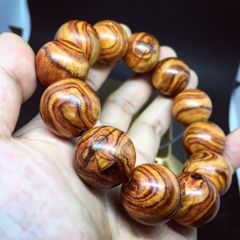 Người mệnh Hỏa nên đeo vòng tay màu gì để mang lại may mắn và tài lộc?