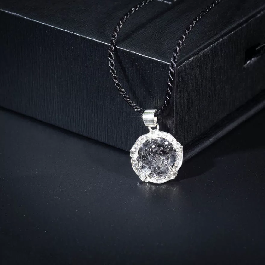 Người mệnh Kim nên đeo loại vòng cổ nào để mang lại may mắn và tài lộc?