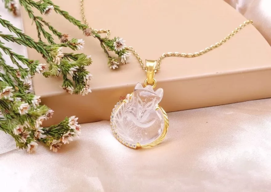 Người mệnh Kim nên đeo loại vòng cổ nào để mang lại may mắn và tài lộc?