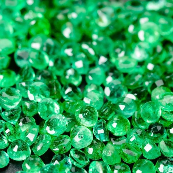 Ngọc lục bảo và Ngọc bích: So sánh đặc tính và ý nghĩa của chúng trong Phong thủy