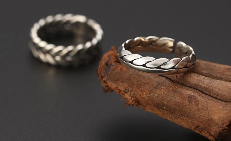 Bạn có nên đeo trang sức bạc không? Những điều cần lưu ý