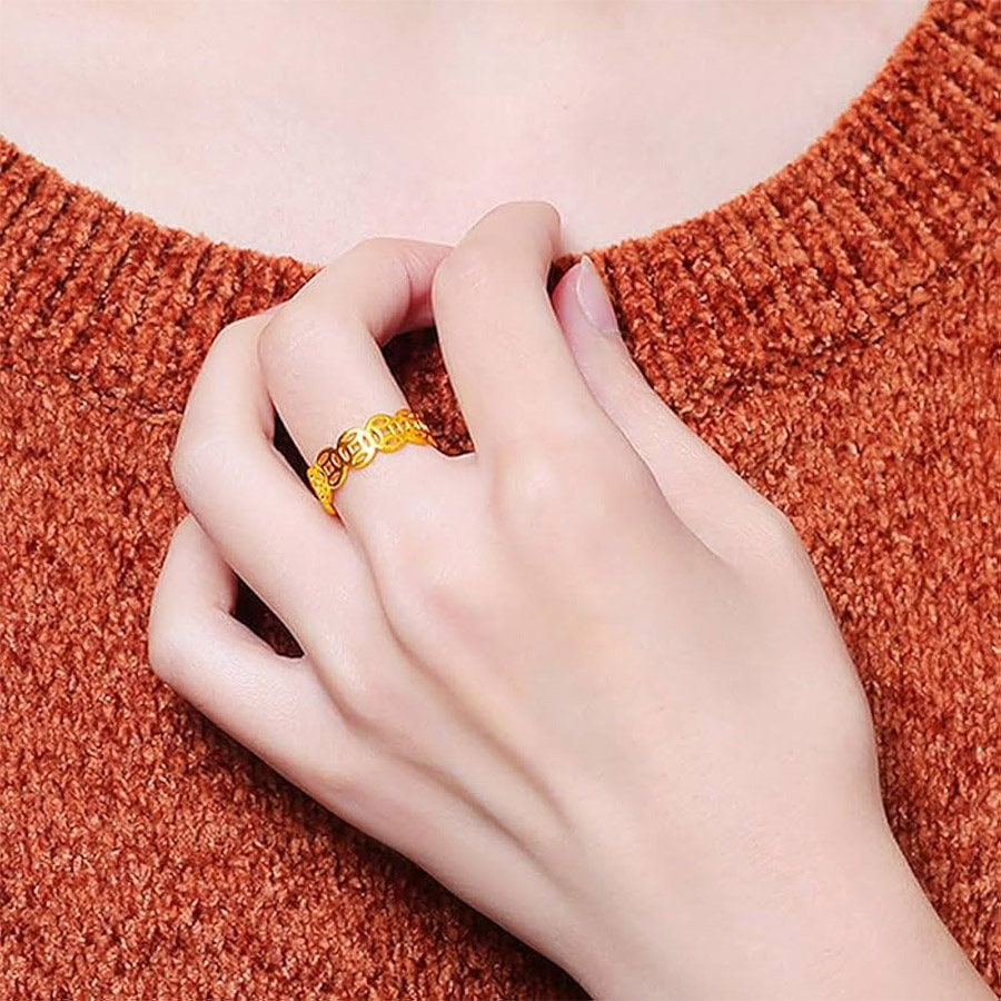 Phụ nữ đeo nhẫn ở tay trái hay tay phải? Ngón tay nào mang lại may mắn?