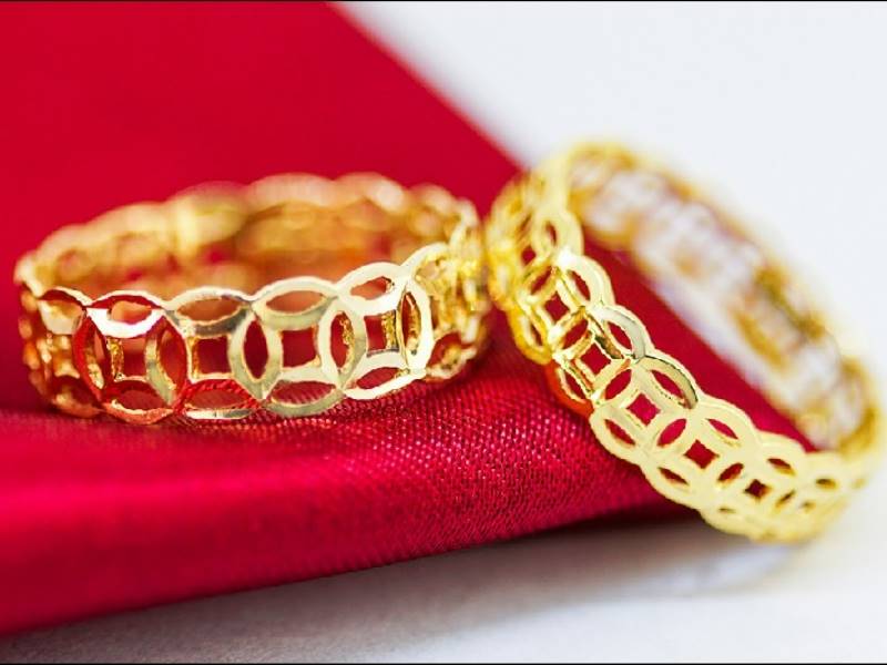 Người phụ nữ bên trái hoặc bên phải nhận tiền