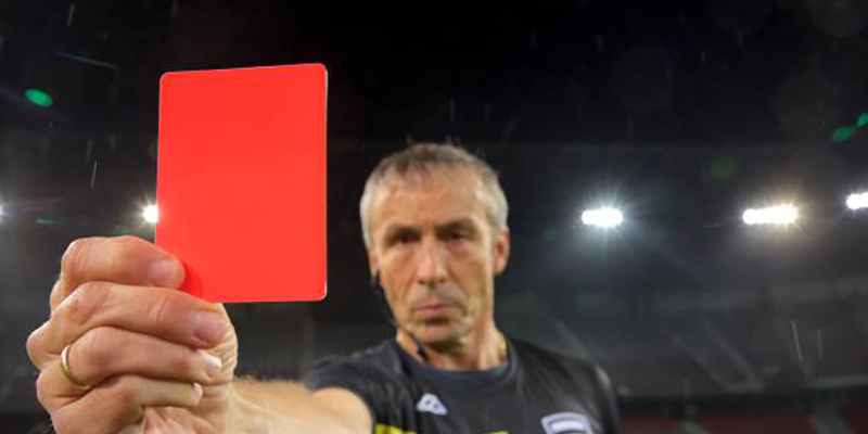 Thẻ vàng và thẻ đỏ trong bóng đá là gì? Chúng có ý nghĩa gì?