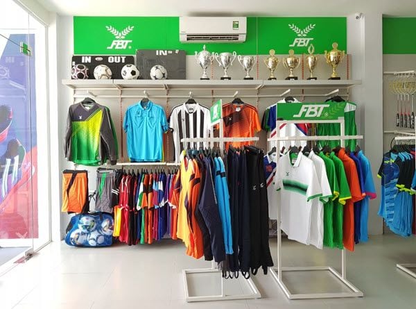 Với số vốn khoảng 200 triệu, tôi nên kinh doanh loại hình nào? Các doanh nhân nên cân nhắc mở cửa hàng quần áo hoặc đồ gia dụng.