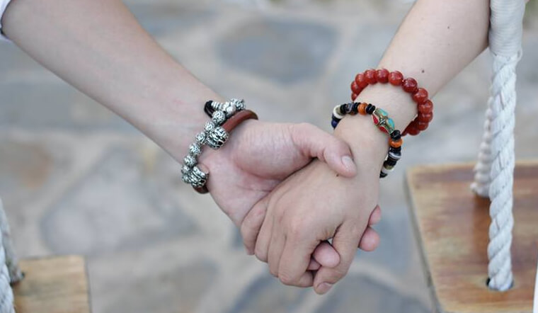 Tay nào phù hợp để đeo vòng tay phong thủy?