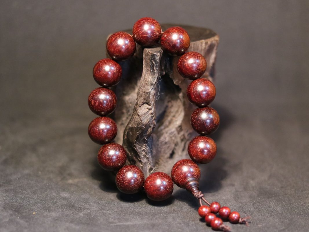 Vòng tay 14 hạt có ý nghĩa gì? Sự thật là đây - Ngọc Tắc Tao