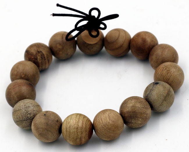 Theo thuyết âm dương, vòng tay 15 hạt là chiếc vòng tay tốt sẽ mang lại may mắn và tài lộc cho người đeo.