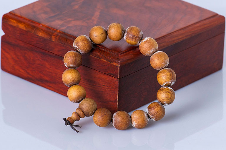 Vòng tay gỗ Hoàng Đan có những lợi ích gì? Vòng Gỗ Hoàng Đàn Có Tác Dụng Gì? Hợp Mệnh Gì? Mua Ở Đâu