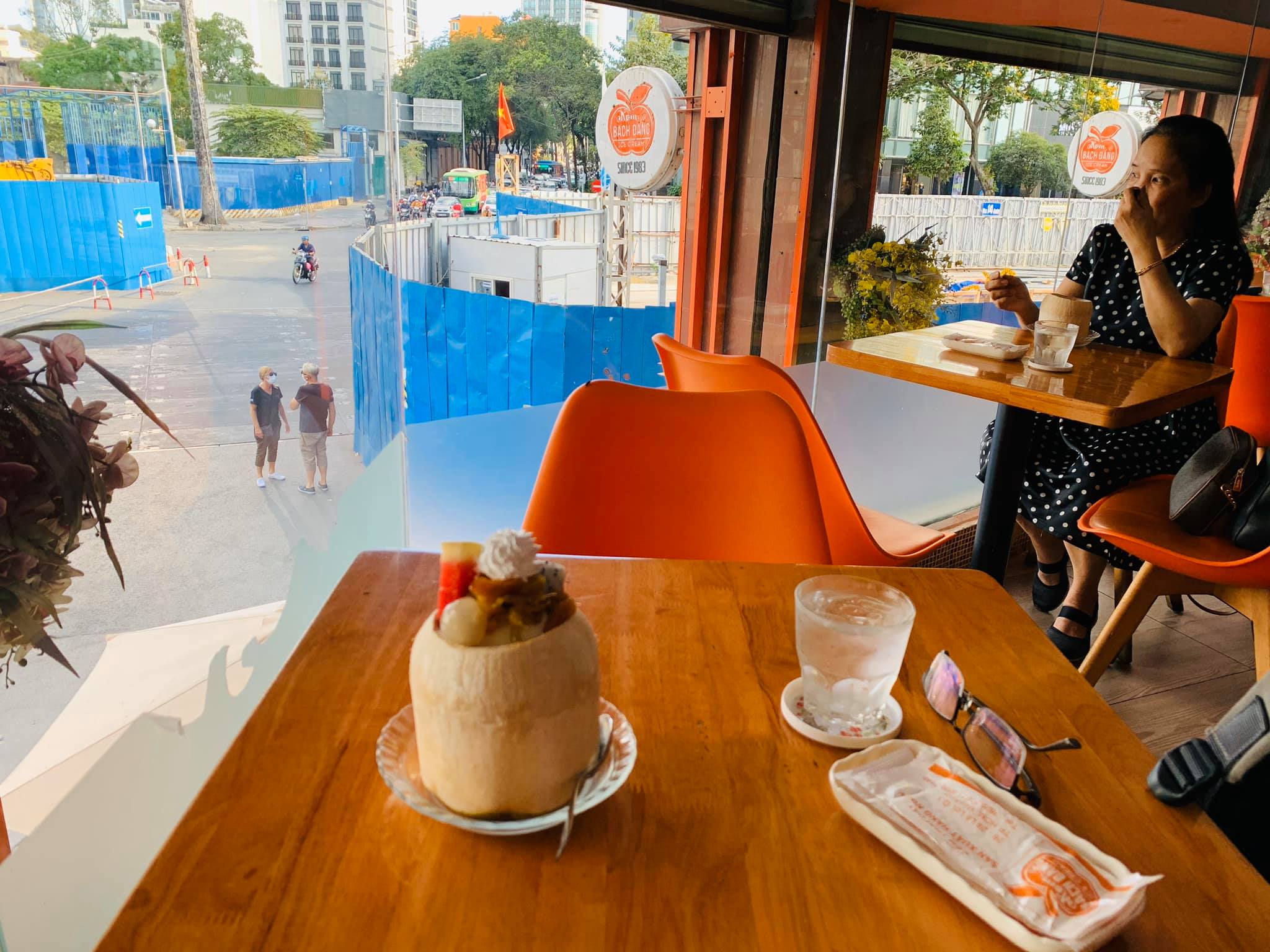 Không gian rộng, đẹp của quán kem Bạch Đằng