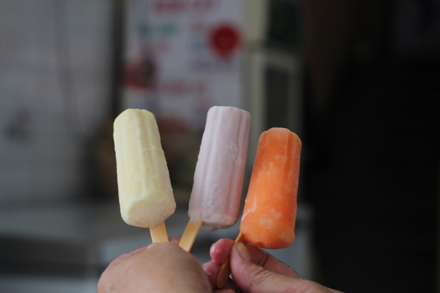 Những que kem nhiều màu sắc gắn bó với tuổi thơ