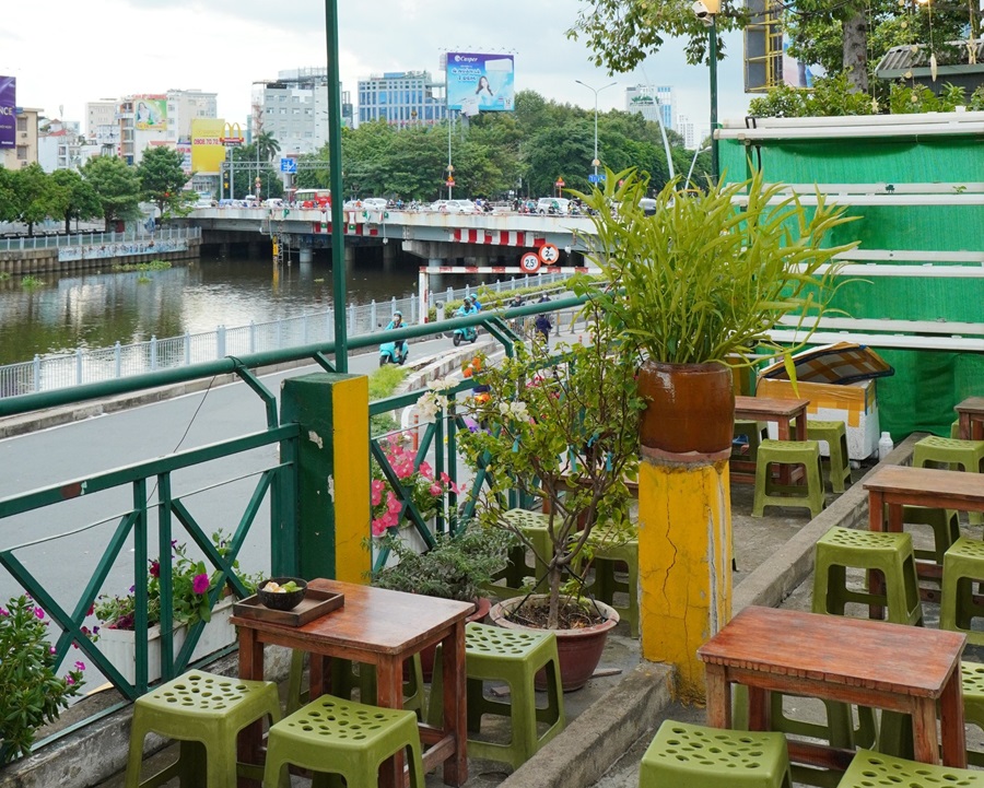 Không gian xanh mát của tiệm Kem Bơ Nàng Zoe