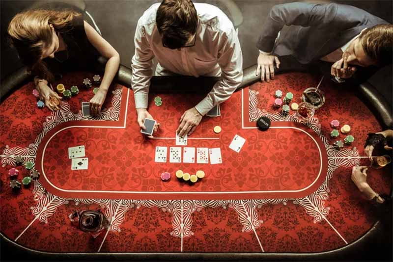 Sự khác biệt về quyền hạn và mục tiêu giữa Dealer và Player